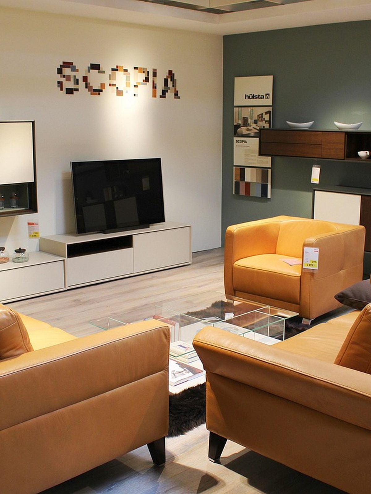 Allestimento showroom con arredi su misura