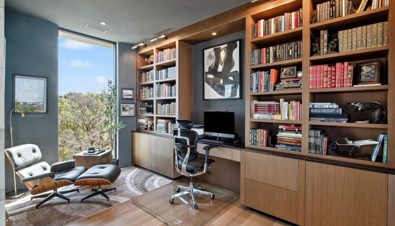 Studio con libreria su misura in noce