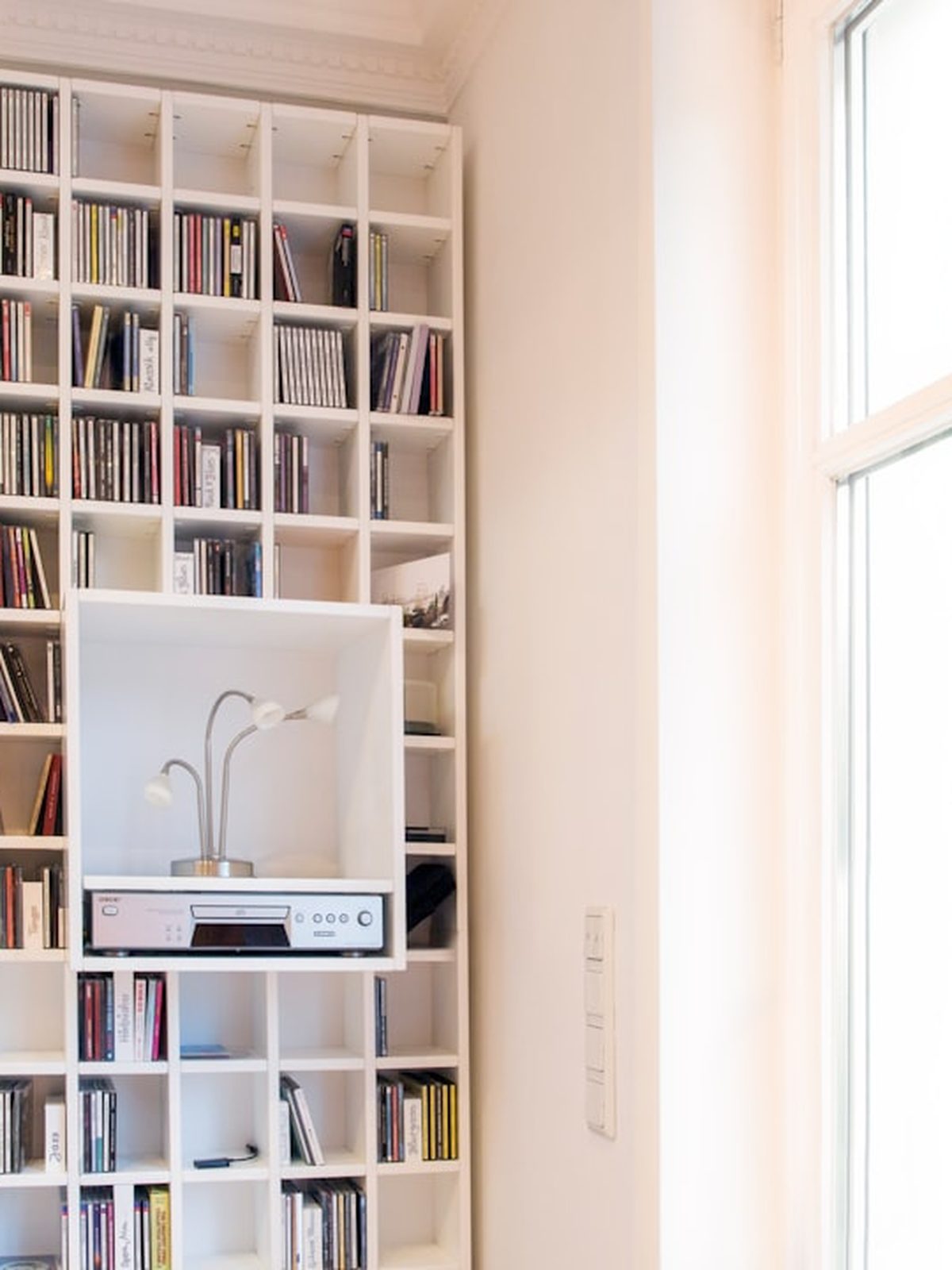 Libreria bianca a tutta parete