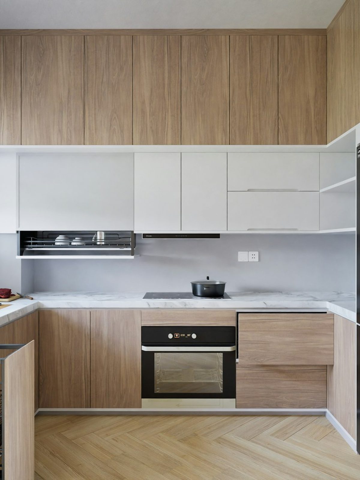 Cucina su misura in legno e laccato bianco